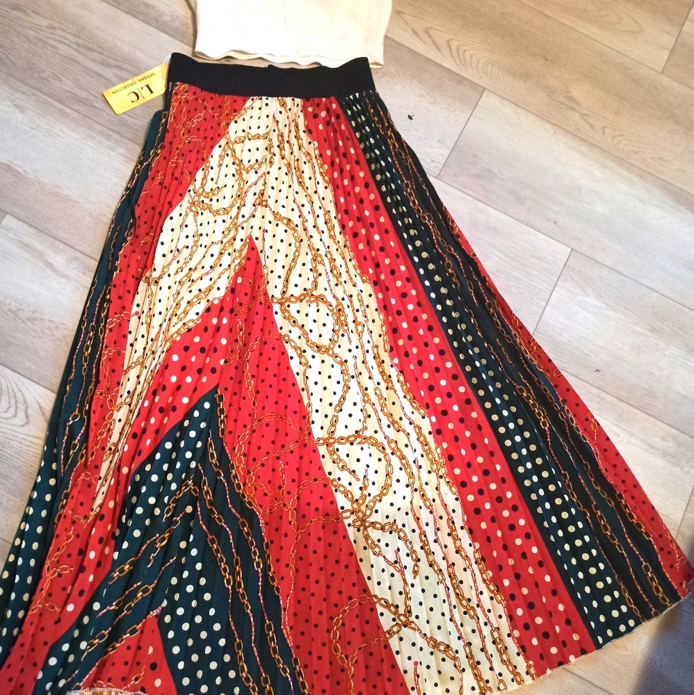 NWT Holiday pleated skirt
